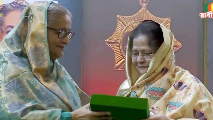 Read more about the article স্বাধীনতা পুরস্কার দিলেন প্রধানমন্ত্রী