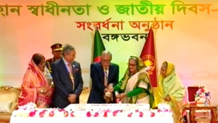 Read more about the article মহান স্বাধীনতা দিবসে কেক কাটলেন রাষ্ট্রপতি-প্রধানমন্ত্রী