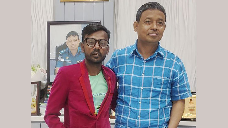 Read more about the article ডিবি কার্যালয়ে হিরো আলম