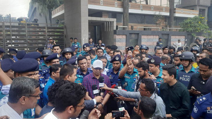 Read more about the article বঙ্গবাজারের আগুন নাশকতা হলে তদন্তে বেরিয়ে আসবে: আইজিপি