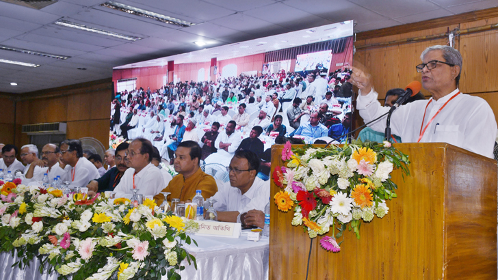 Read more about the article আসুন, সবাই মিলে আন্দোলনে ঝাঁপিয়ে পড়ি: ফখরুল