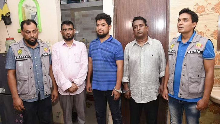 Read more about the article ৩ লাখ টাকায় বিশ্ববিদ্যালয়ের সার্টিফিকেট দিচ্ছিলেন তারা, অতঃপর…