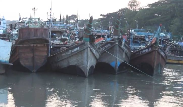 Read more about the article বঙ্গোপসাগর উত্তাল, নিরাপদ আশ্রয়ে ফিরছেন জেলেরা