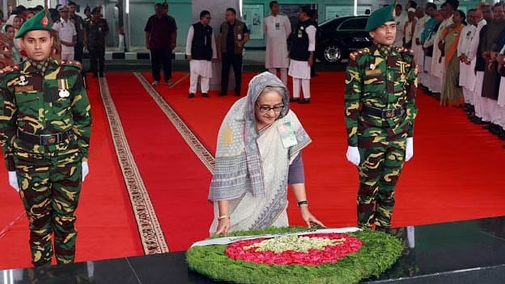 Read more about the article ঐতিহাসিক ছয় দফা দিবসে বঙ্গবন্ধুর প্রতিকৃতিতে প্রধানমন্ত্রীর শ্রদ্ধা