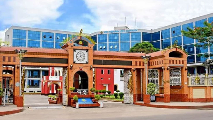 Read more about the article ঈদযাত্রা নির্বিঘ্ন করতে ডিএমপির ২৪ নির্দেশনা
