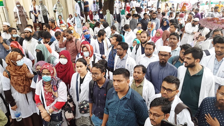 Read more about the article চিকিৎসকদের ৫ হাজার টাকা ভাতা বৃদ্ধি, আন্দোলনকারীদের প্রত্যাখ্যান