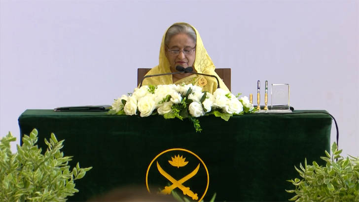 Read more about the article সেনাবাহিনীকে জনগণের আস্থা বজায় রাখার আহ্বান প্রধানমন্ত্রীর