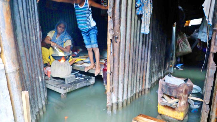 Read more about the article টানা বৃষ্টি ও জলাবদ্ধতায় নাকাল রাজধানীবাসী, শনিবারও থাকবে বৃষ্টি