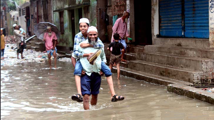 Read more about the article টানা বৃষ্টিতে মিরপুরে জলাবদ্ধতা