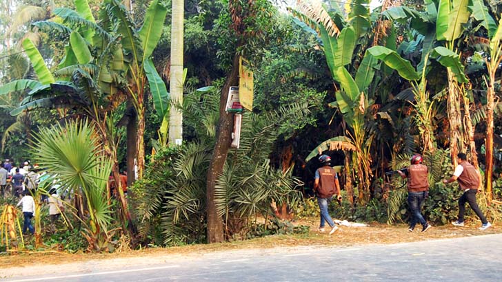 Read more about the article জামায়াতের সঙ্গে পুলিশের সংঘর্ষ, গুলিতে ১০ জন আহত হওয়ার দাবি