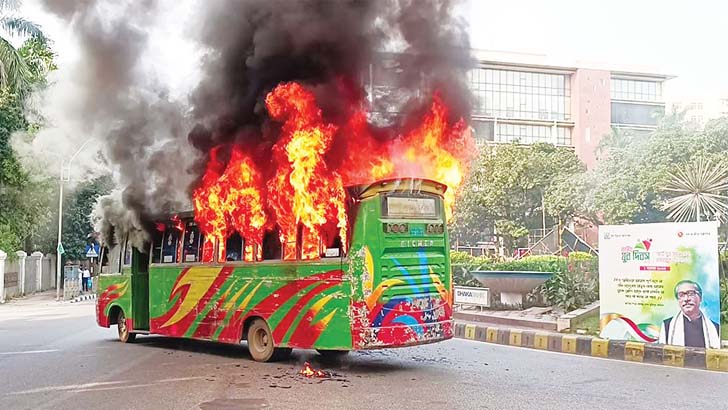 Read more about the article ৩০ দিনে ২১২ গাড়িতে আগুন
