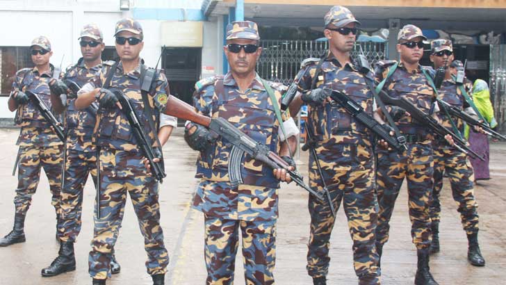 Read more about the article নাশকতার আশঙ্কায় ৫ জোড়া ট্রেন বন্ধ, নিরাপত্তায় ২৭০০ আনসার মোতায়েন