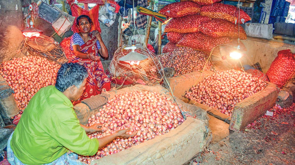 Read more about the article ভারতের পেঁয়াজ শুল্কমুক্ত, শঙ্কায় দেশি কৃষকেরা