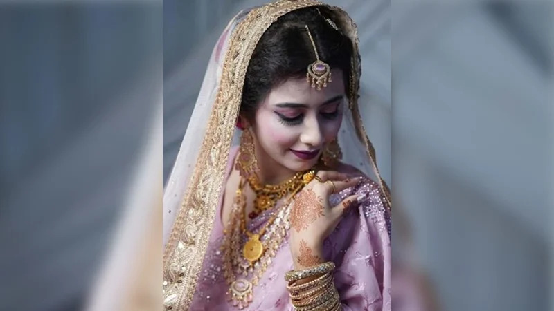 Read more about the article রাজধানীতে অটোরিকশার চাকায় ওড়না পেঁচিয়ে তরুণীর মৃত্যু