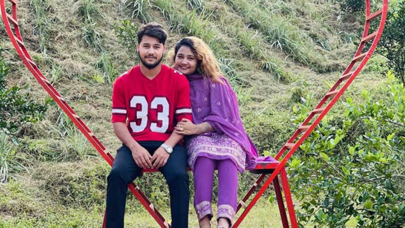 Read more about the article বান্ডিল বান্ডিল টাকা ছেড়ে স্বামীকে ছাড়িয়ে আনার হুমকি দেয়া সেই তামান্না গ্রেপ্তার