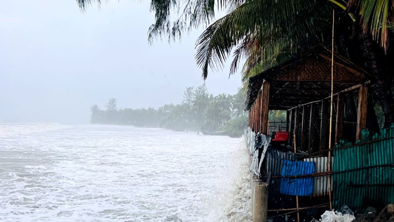 Read more about the article সাগরে গভীর নিম্নচাপটি উপকূল অতিক্রম শুরু, জলোচ্ছ্বাসের আশঙ্কা