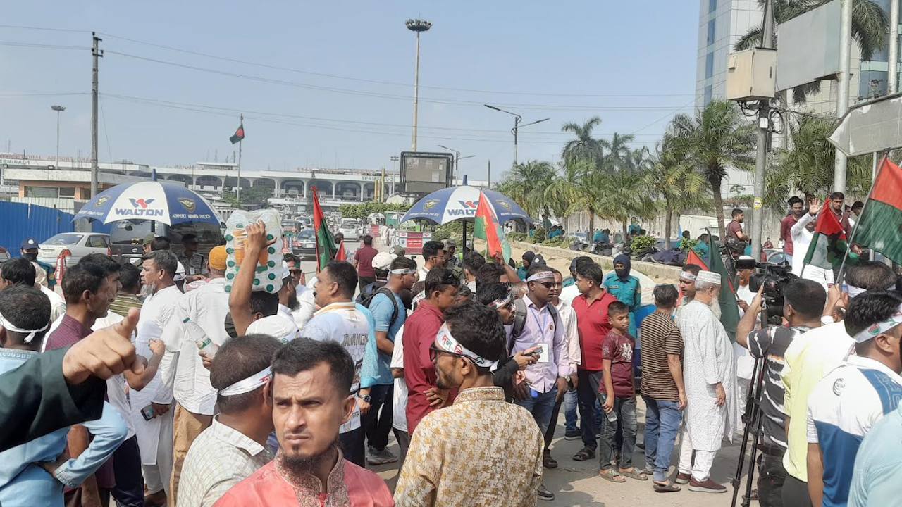 Read more about the article খালেদা জিয়াকে স্বাগত জানাতে বিমানবন্দরে নেতাকর্মীদের ঢল