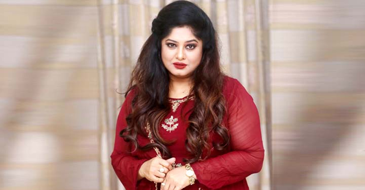 Read more about the article সমস্ত গুঞ্জন উড়িয়ে ক্যামেরার সামনে দাঁড়ালেন মৌমুমী