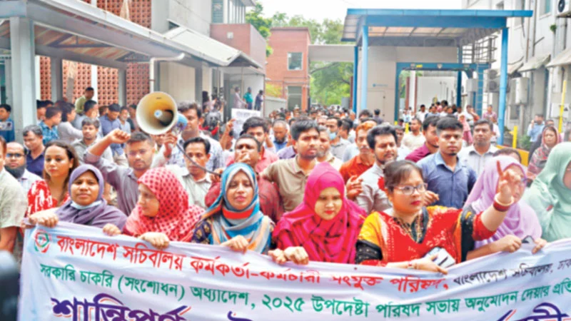 Read more about the article আন্দোলনের মধ্যেই ফিরেছে চাকরিচ্যুতির বিশেষ বিধান
