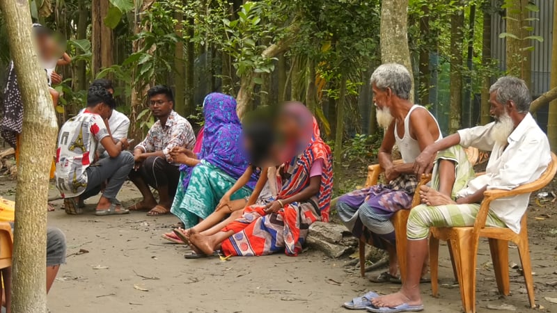 Read more about the article ঢাকঢোল পিটিয়ে ৭ পরিবারকে ‘সমাজচ্যুত’