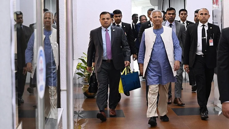 Read more about the article দেশে ফিরেছেন প্রধান উপদেষ্টা