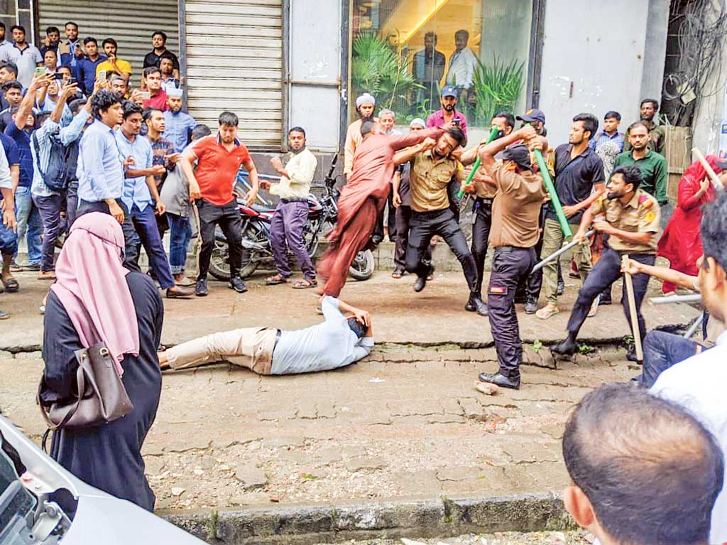 Read more about the article আল-আরাফাহ ব্যাংকে চাকরিচ্যুতদের সঙ্গে নিরাপত্তাকর্মীদের সংঘর্ষ