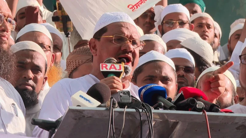 Read more about the article বাংলার জমিনে আগের নিয়মে নির্বাচন হতে দেওয়া হবে না: চরমোনাই পীর