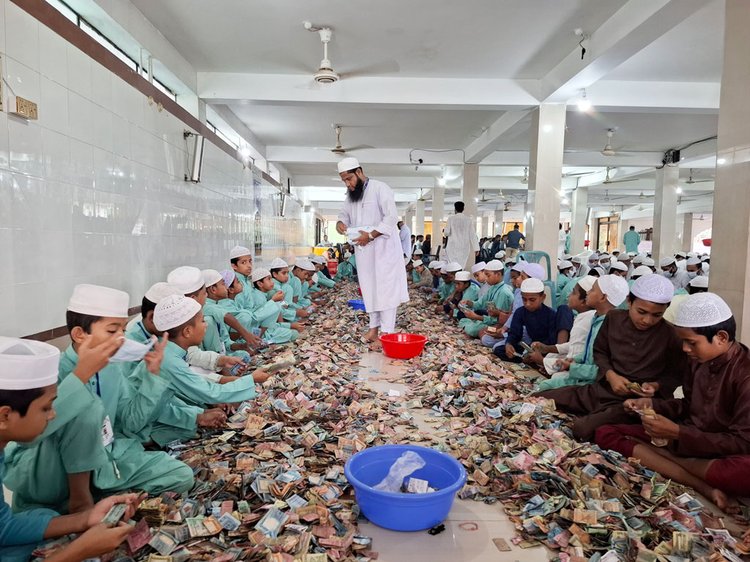 Read more about the article ৪ মাস ১৮ দিন পর পাগলা মসজিদের দানবাক্সে ৩২ বস্তা টাকা