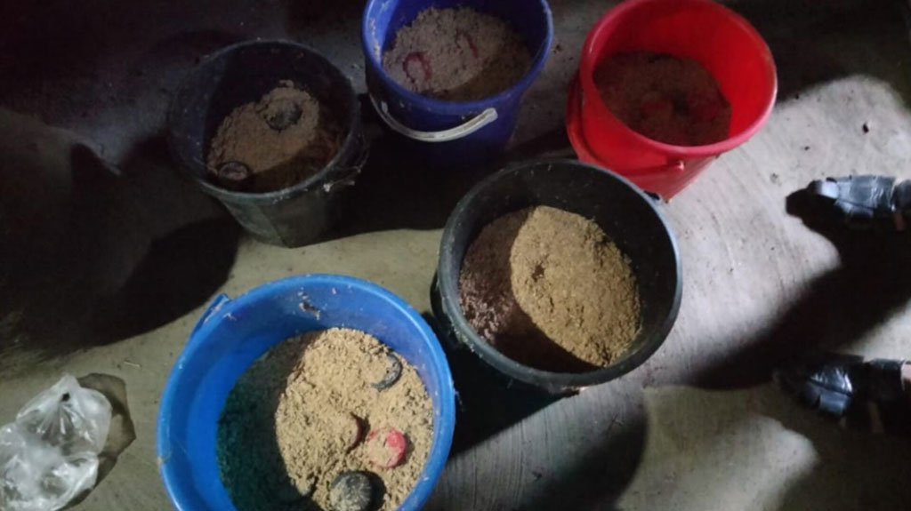 Read more about the article প্রবাসীর পরিত্যক্ত ঘরে মিলল পাঁচ বালতি হাতবোমা