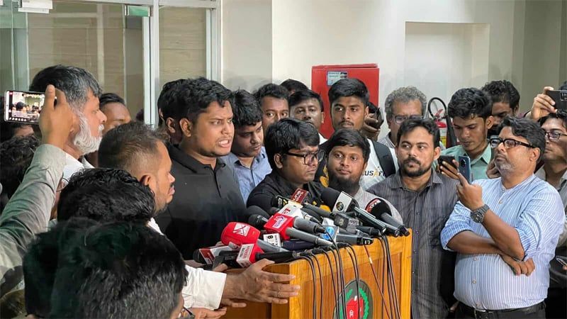 Read more about the article সন্ত্রাসের রাজনীতি করলে রুমিন ফারহানাদেরও ভারতে পাঠানো হবে: হাসনাত