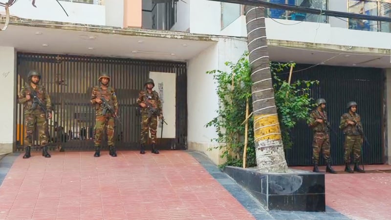 Read more about the article হাজী সেলিমের বাড়িতে যৌথবাহিনীর অভিযান, ৬ গাড়ি জব্দ