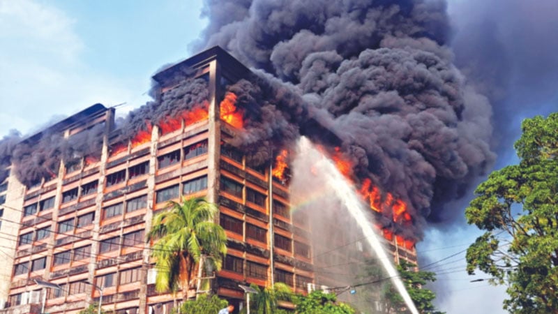 Read more about the article চট্টগ্রাম ইপিজেডে সাততলার আগুন পুড়তে পুড়তে নিচতলায়