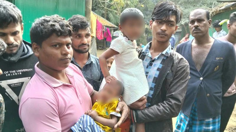 Read more about the article আনোয়ারায় কনকনে শীতে দুই শিশুকে রাস্তায় ফেলে পালালেন মা-বাবা