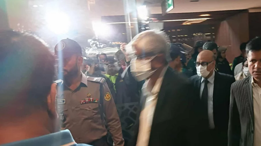 Read more about the article ৬ ঘণ্টা অবরুদ্ধ, পুলিশি নিরাপত্তায় সচিবালয় ছাড়লেন অর্থ উপদেষ্টা