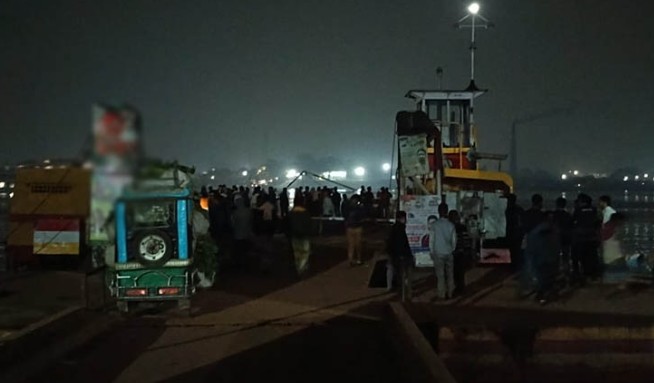 Read more about the article ফতুল্লায় ধলেশ্বরীতে ফেরি দুর্ঘটনা: ট্রাকসহ পানিতে ডুবল ৫ যান, নিহত ৩