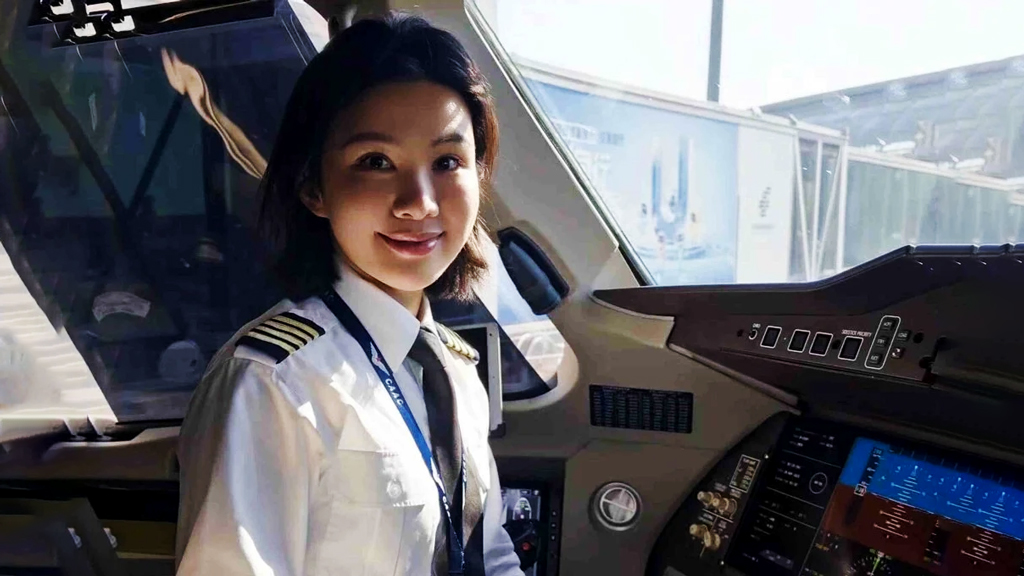Read more about the article চীনা প্রযুক্তির প্রথম যাত্রীবাহী উড়োজাহাজের ককপিটে প্রথম নারী ক্যাপ্টেন