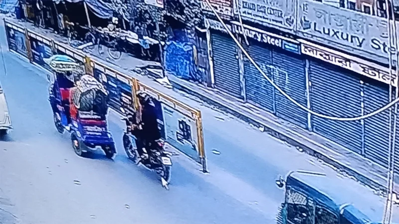 Read more about the article মোটরসাইকেলে আসা ২ যুবক রিকশায় বসা হাদিকে গুলি করে