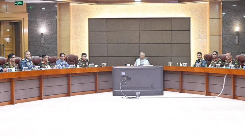 Read more about the article অবাধ ও সুষ্ঠু নির্বাচন উপহার দিতে সশস্ত্র বাহিনীকে সতর্ক থাকার নির্দেশ প্রধান উপদেষ্টার