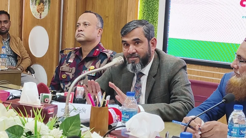 Read more about the article কেন্দ্র দখল করে ফলাফল আদায়ের কোনো সুযোগ নেই: ইসি সানাউল্লাহ