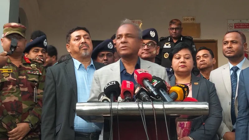 Read more about the article কেন্দ্র দখলের চেষ্টা করলে কোনো ছাড় দেওয়া হবে না: স্বরাষ্ট্র উপদেষ্টা