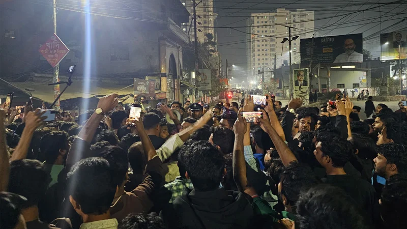 Read more about the article শহীদ মিনারে শ্রদ্ধা জানাতে আসা প্রশাসনের গাড়ি আটকে শিক্ষার্থীদের বিক্ষোভ