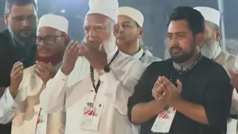 Read more about the article শহীদ মিনারে ফুল ‍দিলেন জামায়াত আমির, বেদিতে দাঁড়িয়ে দোয়া