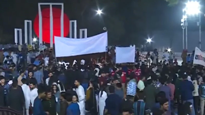 Read more about the article জেগে থাকা শহরে প্রথম প্রহরে নীরব শ্রদ্ধার জনস্রোত