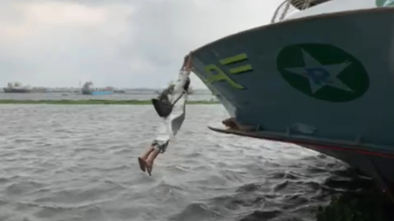 Read more about the article তাড়াহুড়ো করে লঞ্চে উঠতে গিয়ে নদীতে পড়ে গেলেন যাত্রী