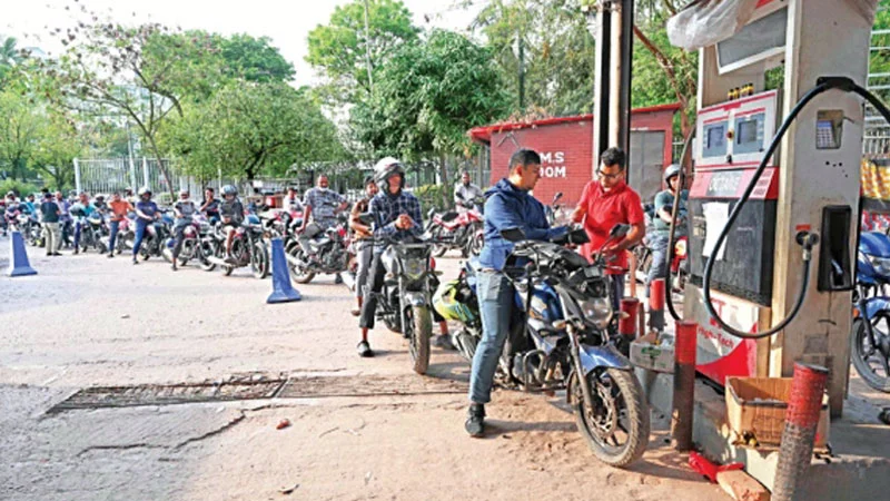 Read more about the article তেল নিতে অপেক্ষার সময় কমলেও সংকট কাটেনি