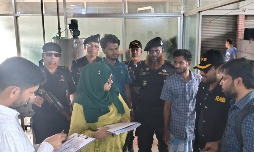 Read more about the article সিদ্ধিরগঞ্জে ৫ হাজার লিটার ভোজ্যতেল জব্দ, ব্যবসায়ীকে জরিমানা
