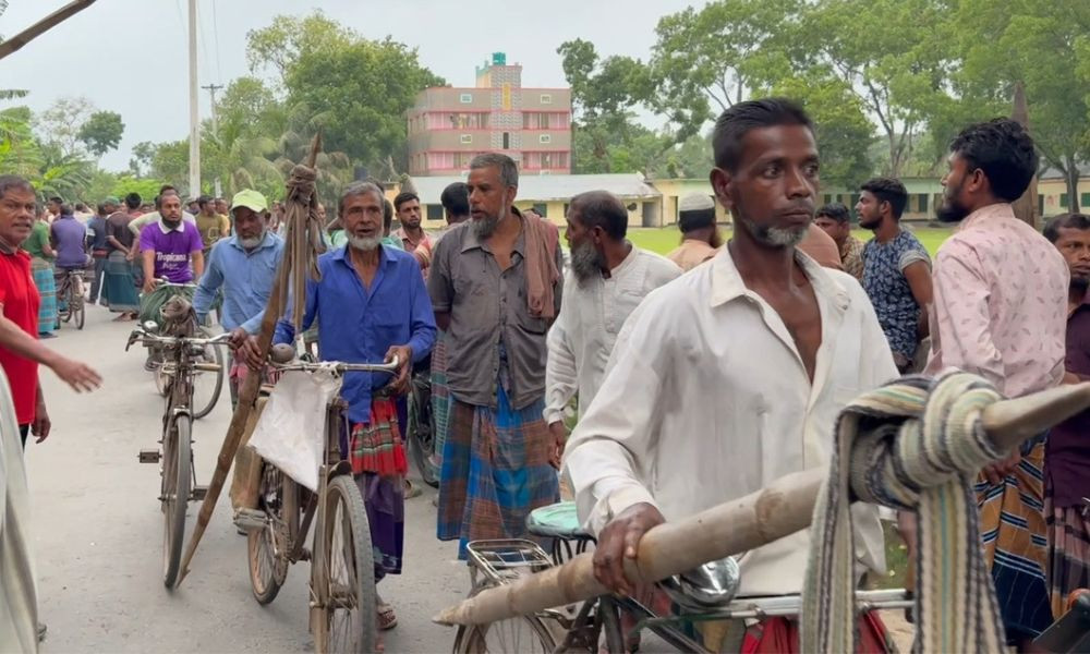 Read more about the article দেড় মণ ধানে দামে শ্রমিক বিক্রি