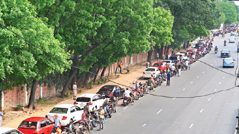 Read more about the article জ্বালানি সংকটে বদলে যাচ্ছে জীবনযাত্রা