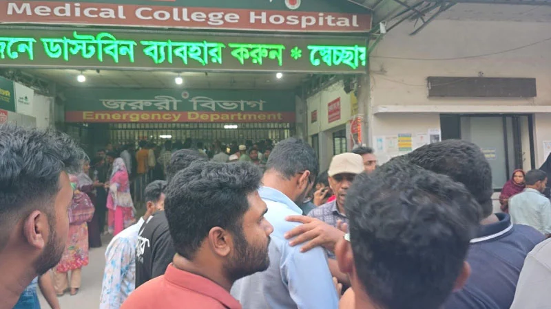 Read more about the article চিকিৎসক ও ঢাবি শিক্ষার্থীদের হাতাহাতি, ঢামেকে জরুরি সেবা বন্ধ