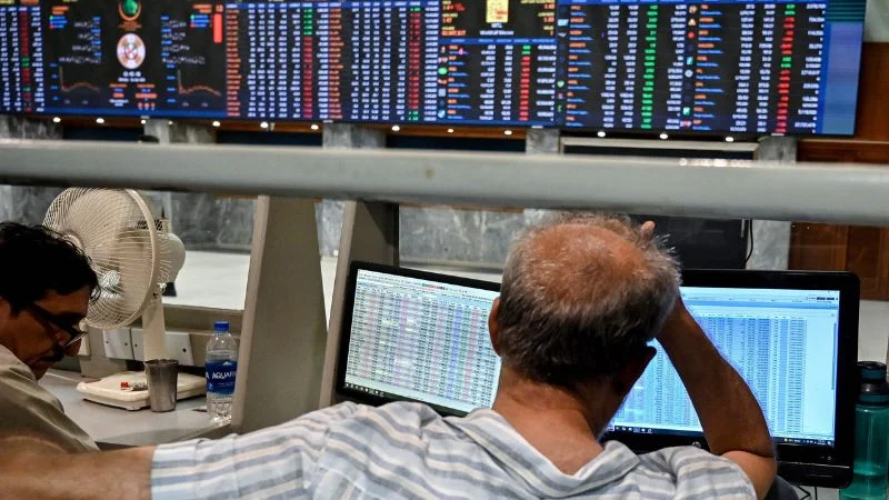 Read more about the article সোমবার এলেই বাজার অস্থির, তেলের দাম ১০০ ডলার ছাড়াল